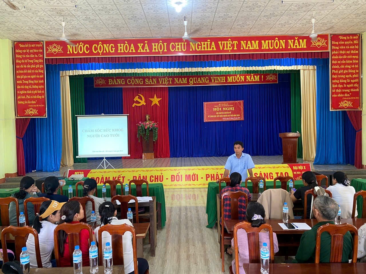 Xã Ea Wy tổ chức Hội nghị nói chuyện chuyên đề Chăm sóc sức khỏe cho người cao tuổi năm 2024