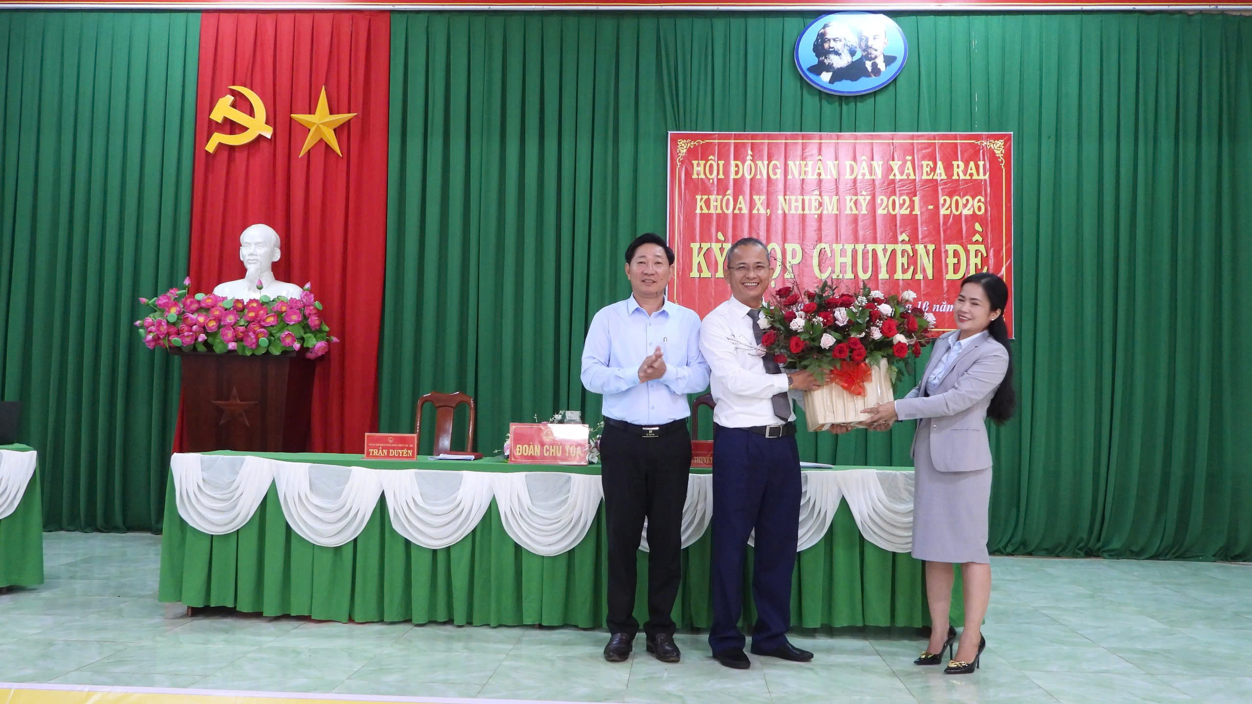 Kỳ họp chuyên đề HĐND xã Ea Răl bầu bổ sung chức danh Chủ tịch UBND xã nhiệm kỳ 2021 – 2026