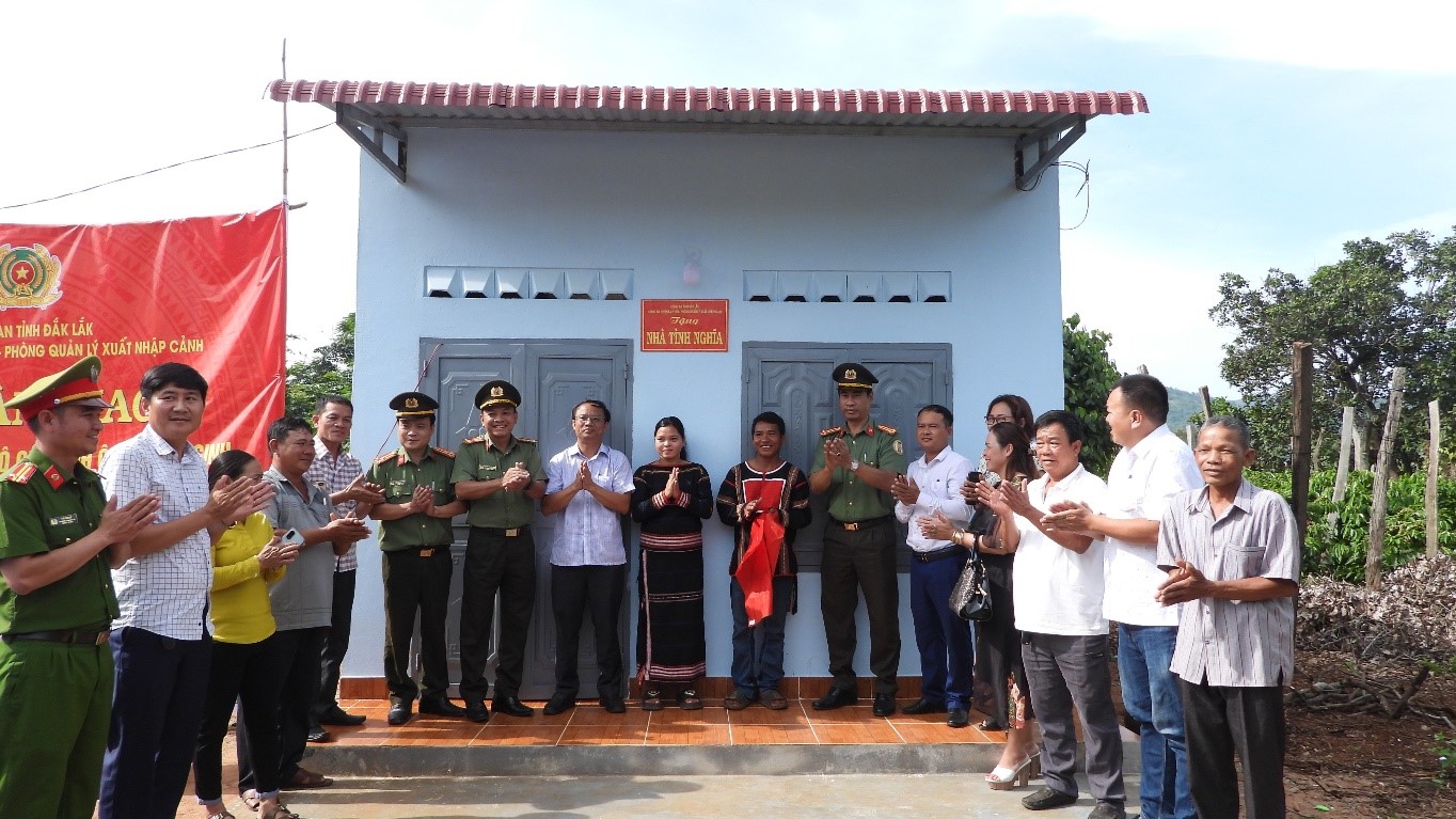 Bàn giao nhà tình nghĩa cho hộ cận nghèo ở buôn Treng, xã Ea H’Leo, huyện Ea H’Leo