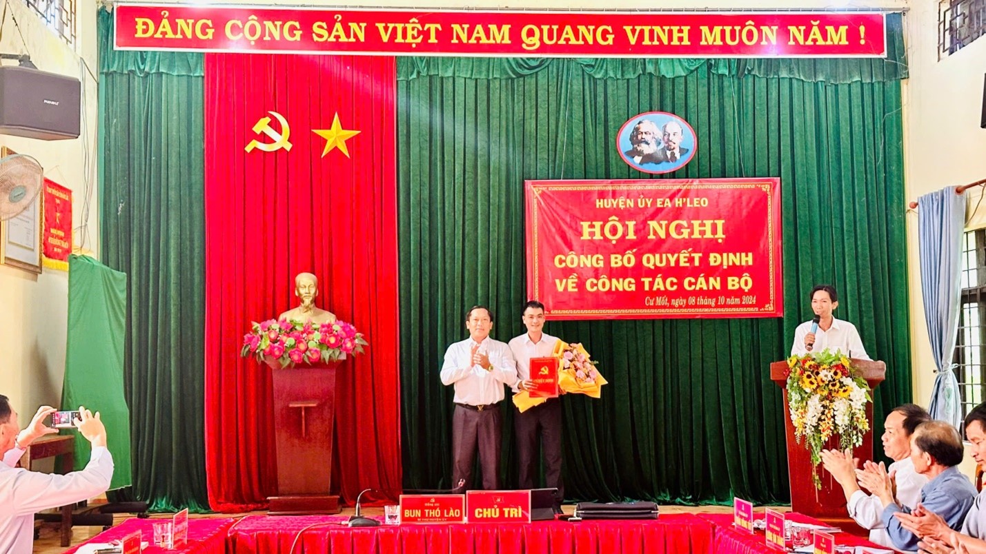 Huyện ủy Ea H’Leo công bố Quyết định về công tác cán bộ tại xã Cư Mốt