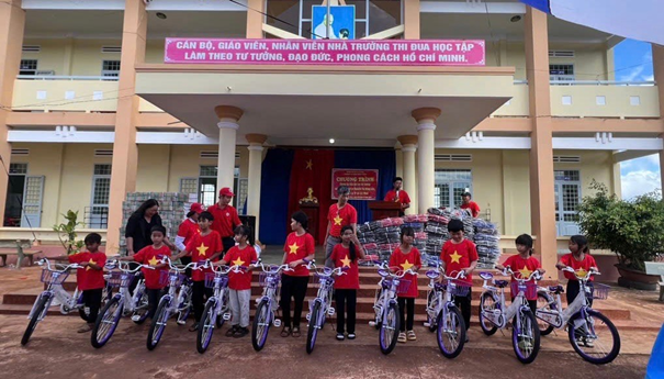 Trao quà cho học sinh có hoàn cảnh khó khăn tại Trường Mẫu giáo Ea Hiao và Trường Tiểu học Trần Quốc Tuấn xã Ea Hiao