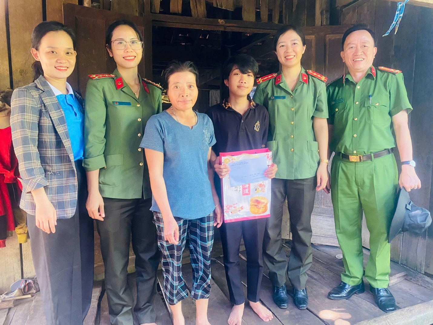 Hội Phụ nữ Công an huyện Ea H’Leo thăm, động viên “con đỡ đầu”