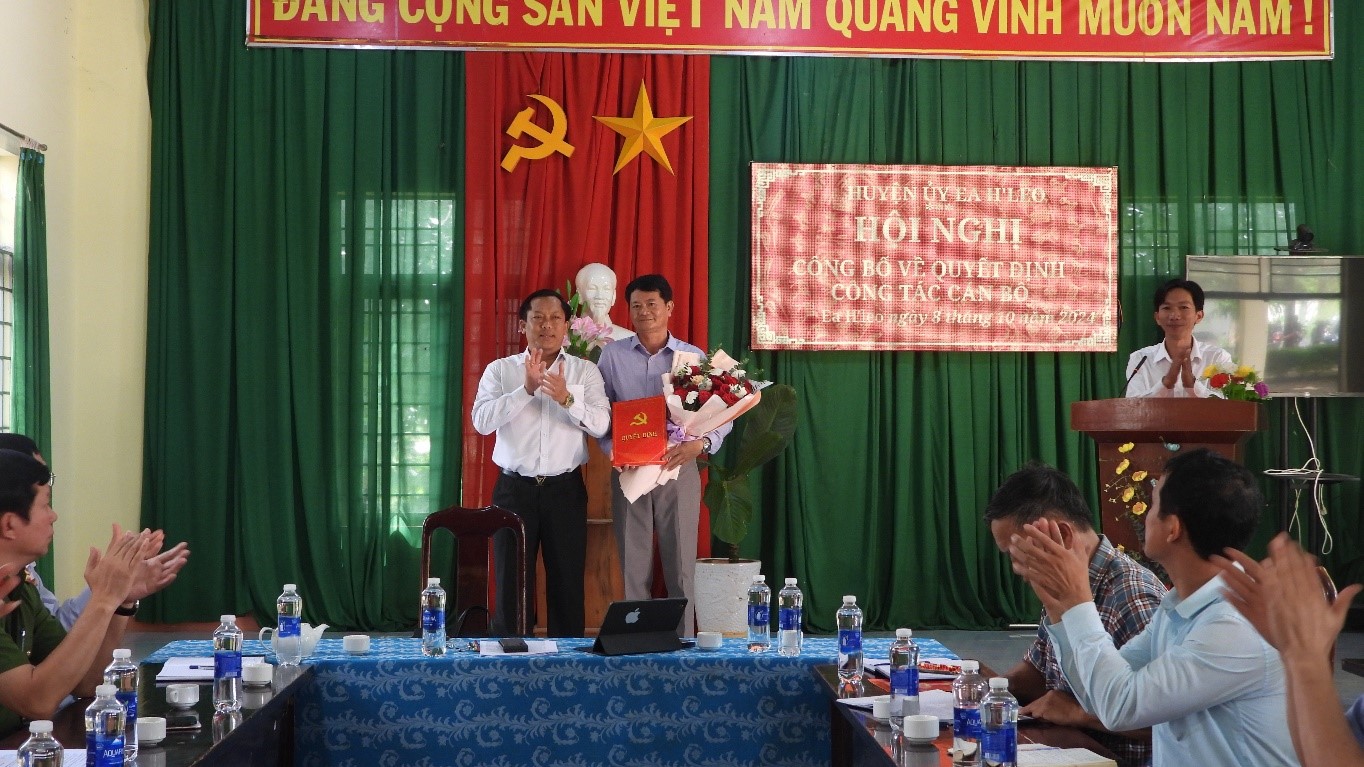 Hội nghị công bố công tác cán bộ tại xã Ea Tir