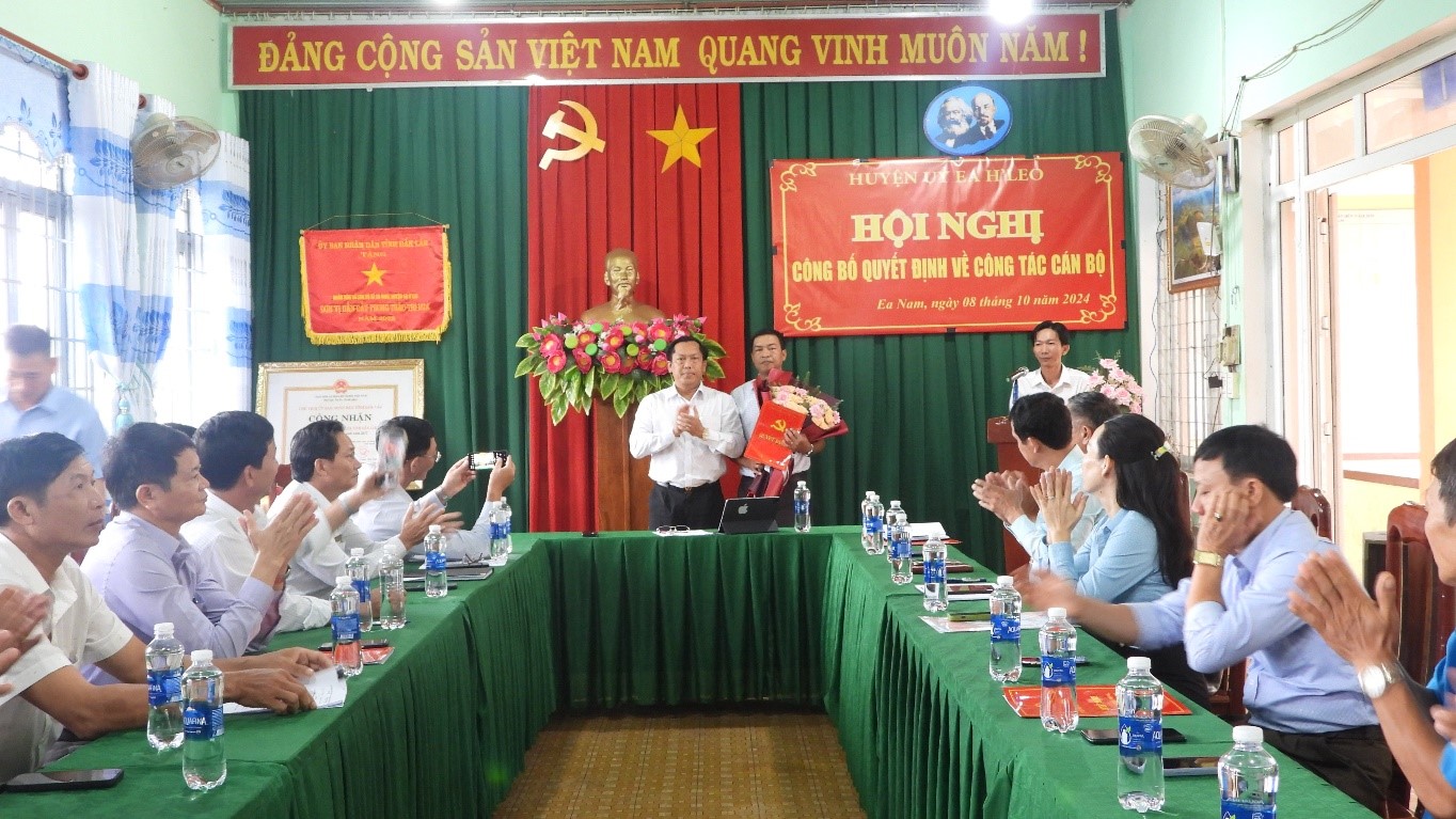 Hội nghị công bố Quyết định về công tác cán bộ tại xã Ea Nam