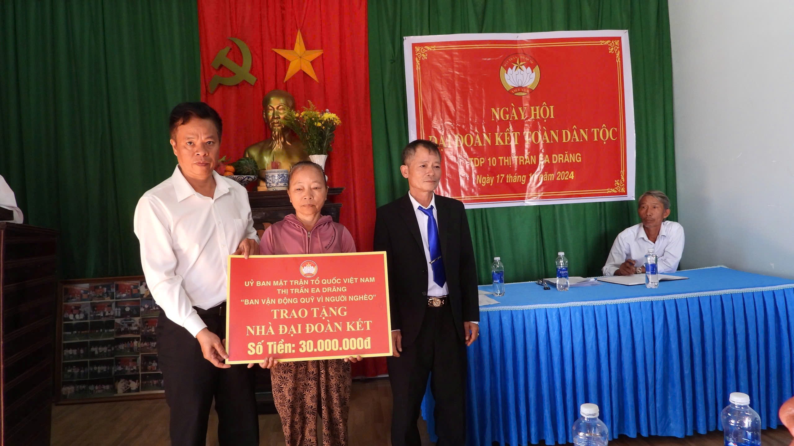 Thị trấn Ea Drăng trao nhà đại đoàn kết cho hộ nghèo ở TDP 10