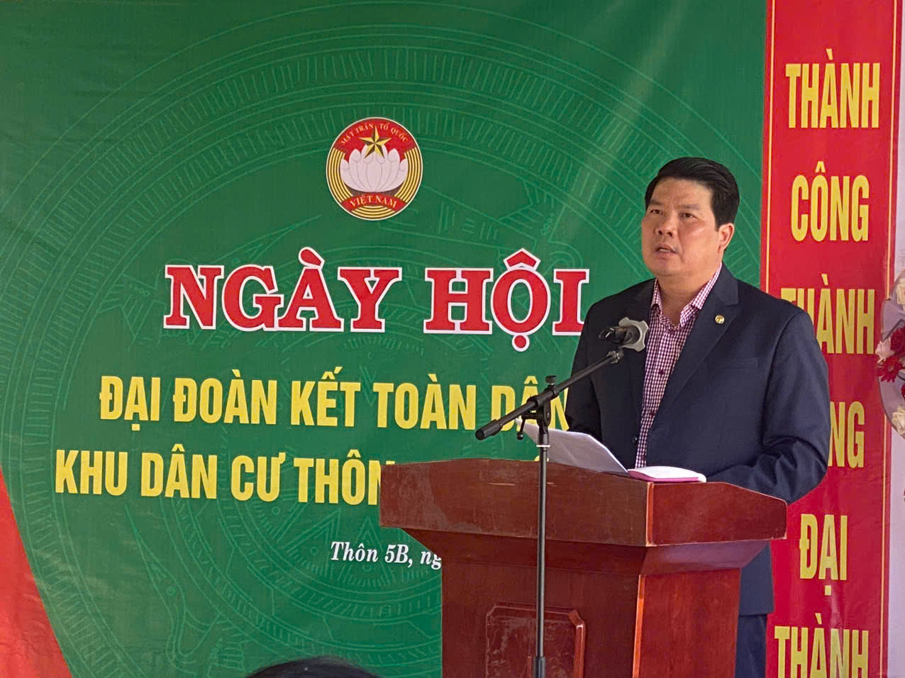 Đồng chí Nguyễn Văn Hà – Phó bí thư Huyện ủy - Chủ tịch UBND huyện dự ngày hội Đại đoàn kết toàn dân tộc tại thôn 5b, xã Ea Wy