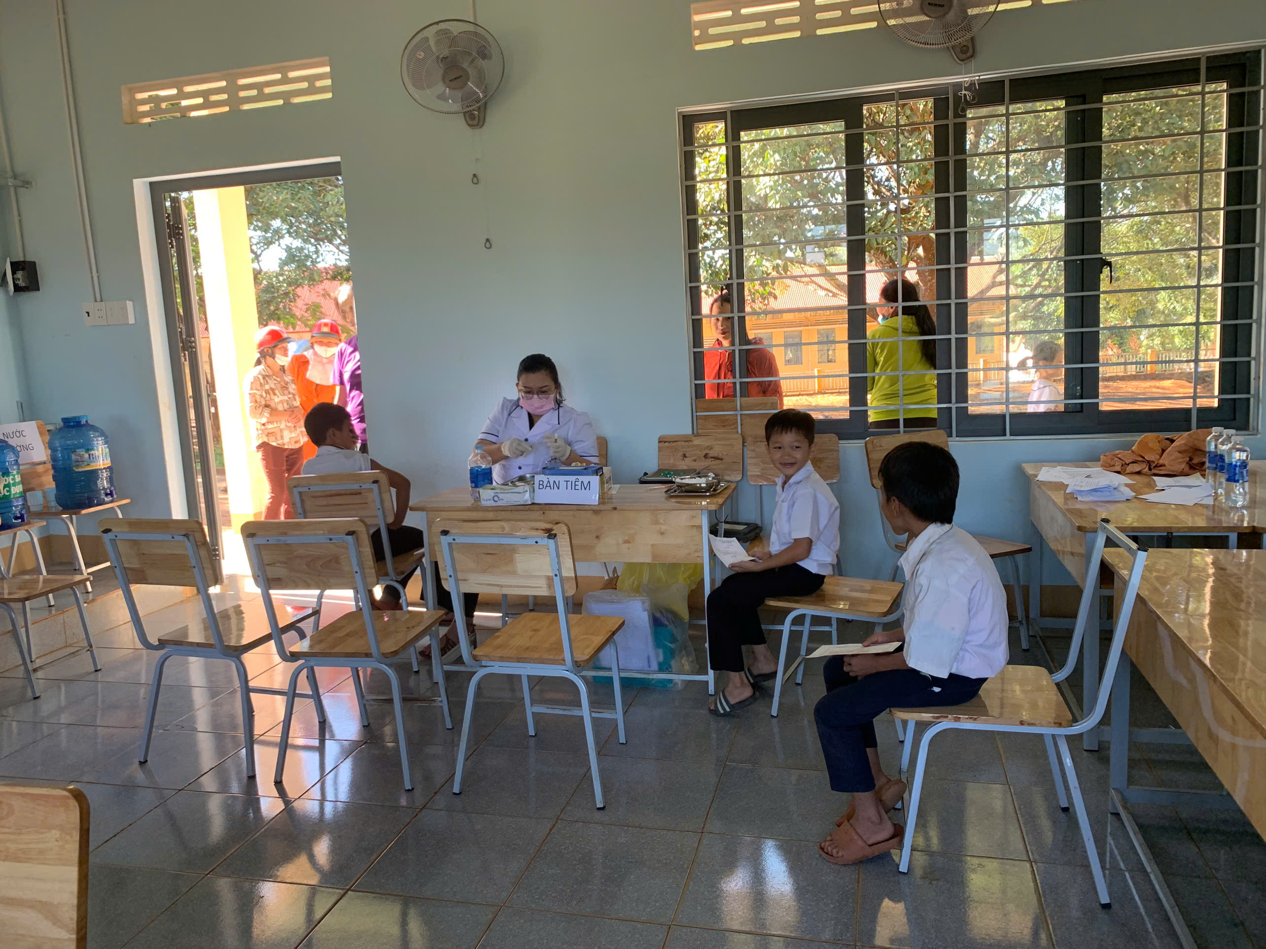 Trạm y tế xã Ea Khăl tiêm chủng vắc xin bạch hầu – uốn ván cho trẻ 7 tuổi