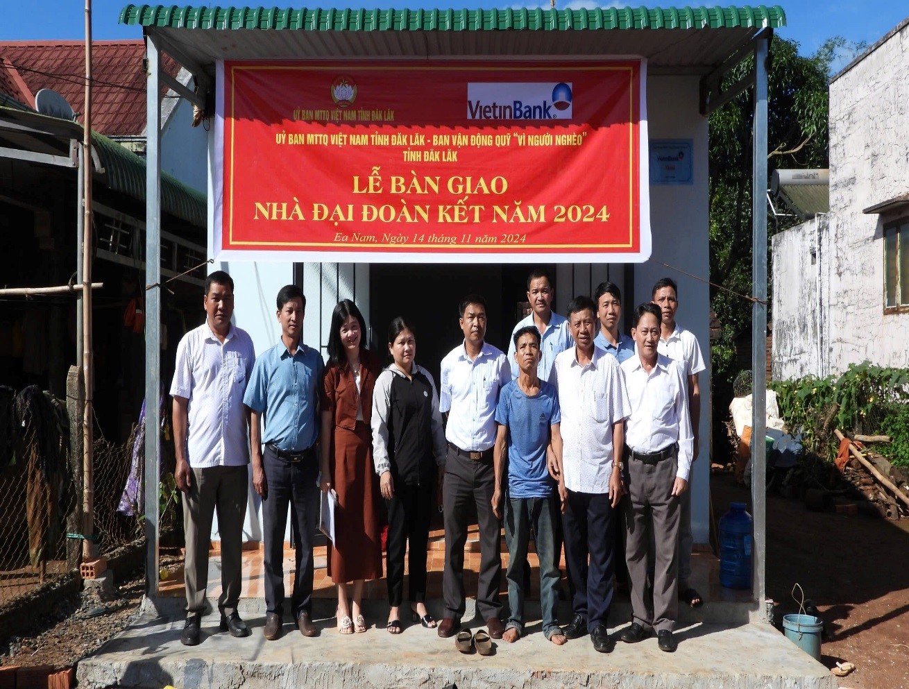 Bàn giao nhà Đại đoàn kết cho 2 hộ nghèo ở xã Ea Nam