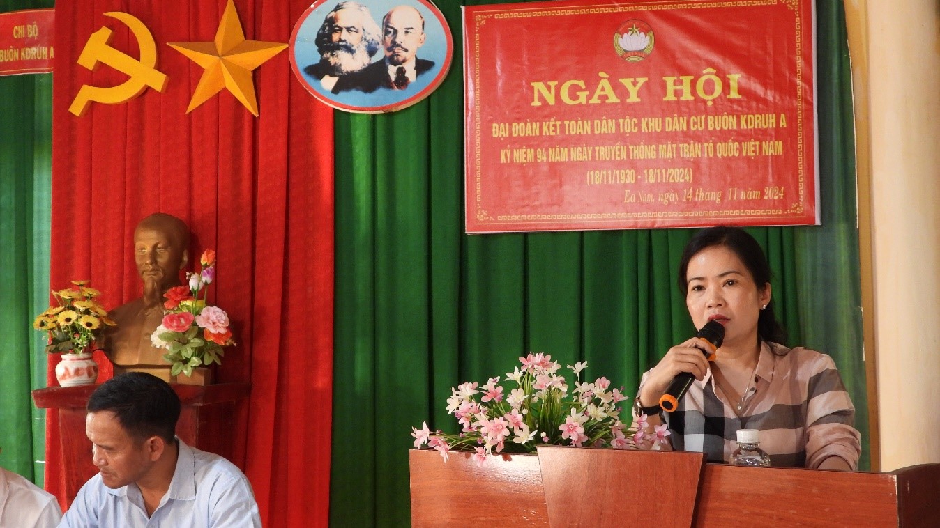 Đồng chí Bùi Thị Hà Giang – Phó Bí thư Thường trực Huyện ủy, Chủ tịch HĐND huyện tham dự ngày hội Đại đoàn kết tại buôn Kdruh A, xã Ea Nam
