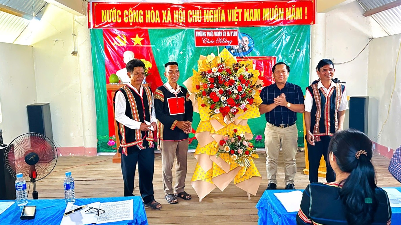 Đồng chí BunThó Lào, Bí thư Huyện ủy dự ngày hội Đại đoàn kết toàn dân tộc tại Buôn Chăm, xã Ea Sol