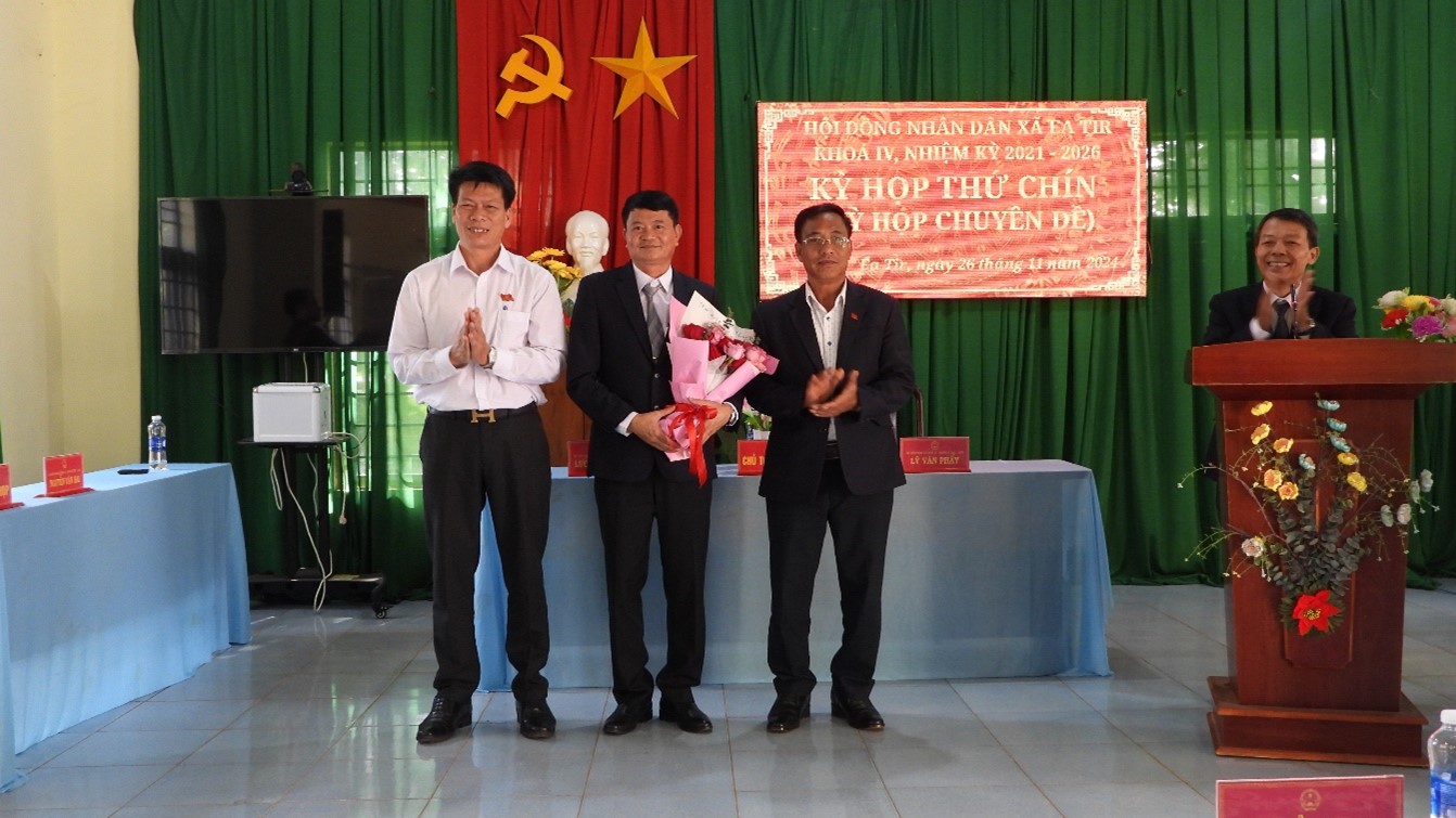 Kỳ họp lần thứ Chín, HĐND xã Ea Tir khóa IV, nhiệm kỳ 2021 – 2026