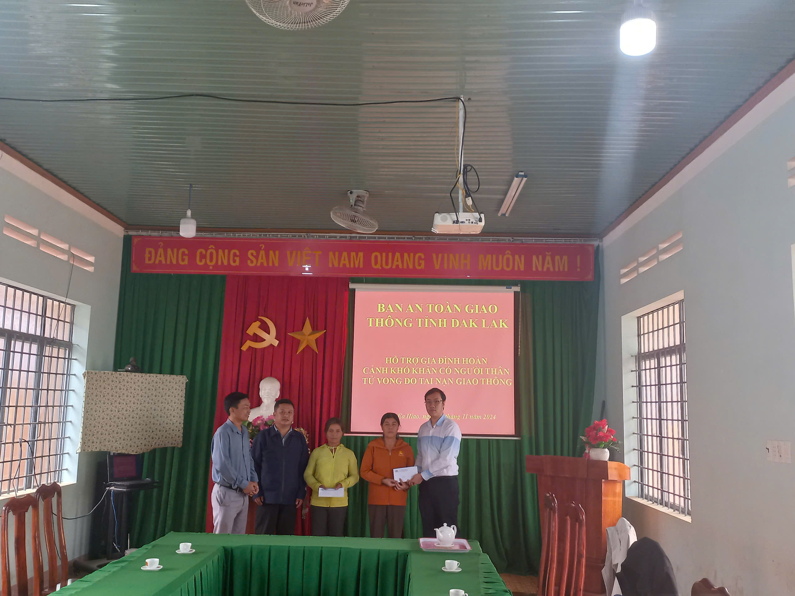 Thăm hỏi gia đình có người thân tử vong do tai nạn giao thông tại huyện Ea H’Leo