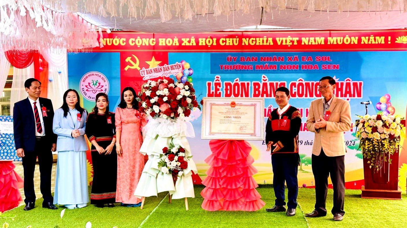 Lễ đón Bằng công nhận Trường Mầm non Hoa Sen đạt chuẩn Quốc gia mức độ I