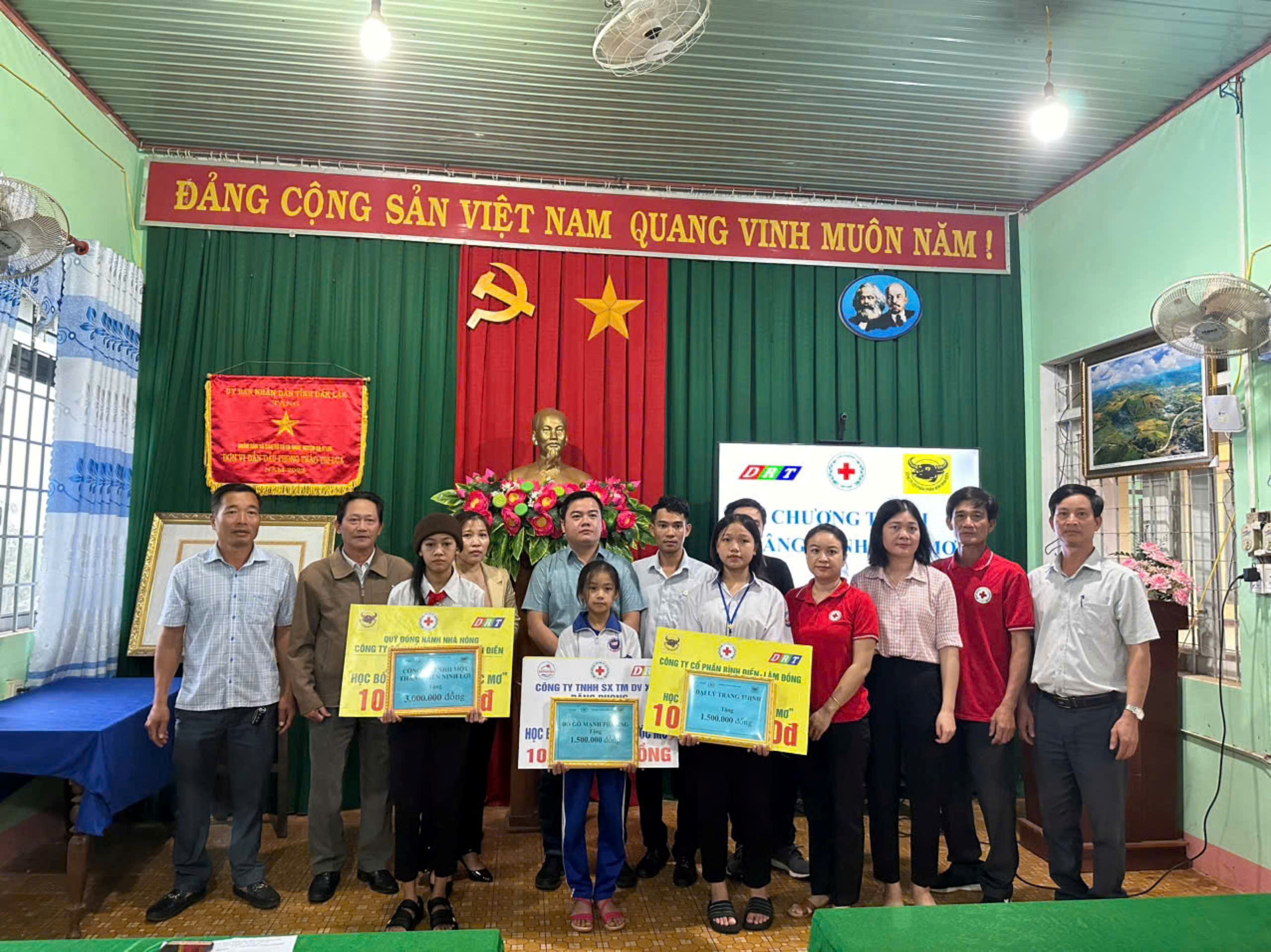 Xã Ea Nam tặng quà cho học sinh có hoàn cảnh khó khăn trên địa bàn
