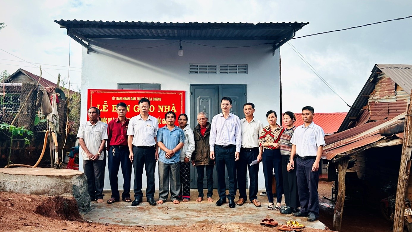 UBND Thị trấn Ea D’răng: bàn giao nhà thuộc Dự án I Chương trình mục tiêu Quốc gia 1719 cho hộ nghèo