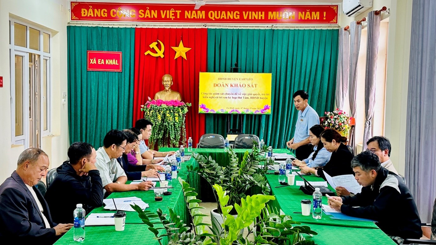 Đoàn giám sát HĐND huyện làm việc với UBND xã Ea Khăl về giải quyết, trả lời kiến nghị cử tri sau kỳ họp thứ tám, HĐND huyện