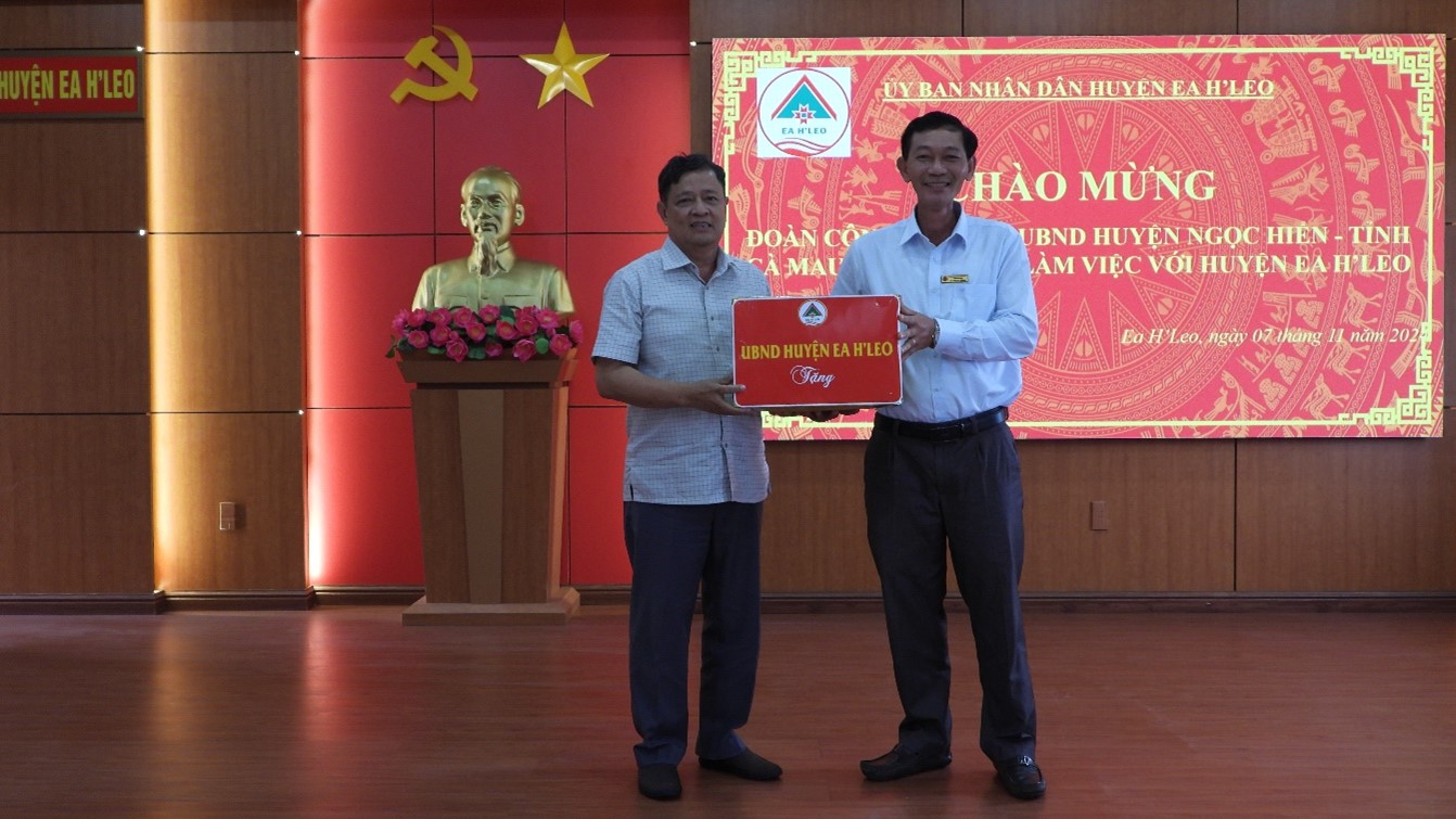 UBND huyện Ea H’Leo làm việc với Đoàn Công tác của huyện Ngọc Hiển tỉnh Cà Mau