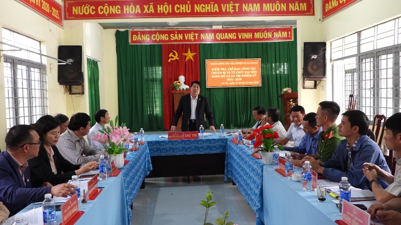 Đồng chí Nguyễn Văn Hà – Phó Bí thư Huyện ủy, Chủ tịch UBND huyện kiểm tra công tác chuẩn bị Đại hội Đảng bộ xã Ea Tir