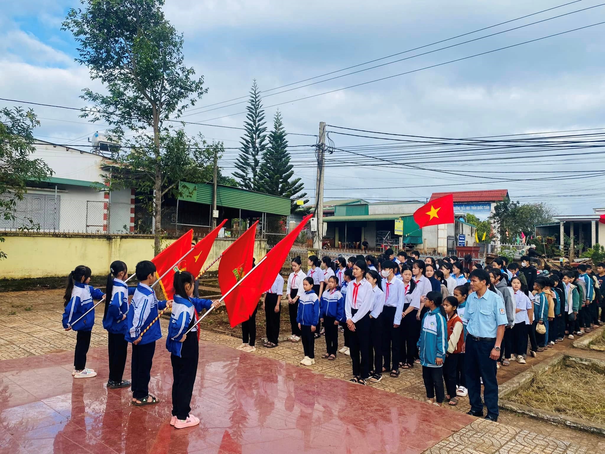 Tuổi trẻ xã Ea Hiao tổ chức Lễ thắp nến tri ân các anh hùng Liệt sĩ nhân kỷ niệm 80 năm Ngày thành lập Quân đội nhân dân Việt Nam (22/12/1944 – 22/12/2024)