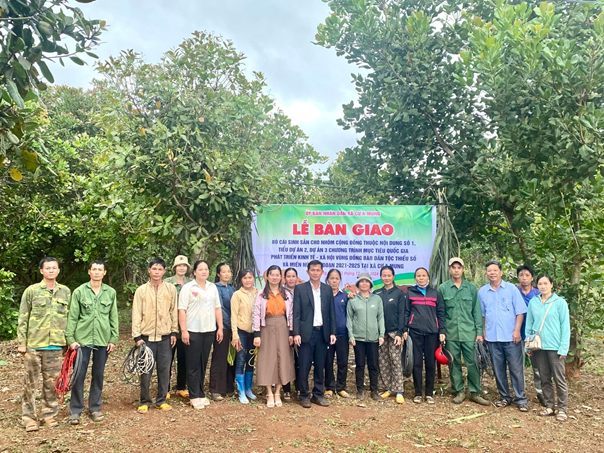 Trao 80 con bò sinh sản cho 40 hộ nghèo, cận nghèo tại xã Cư A Mung