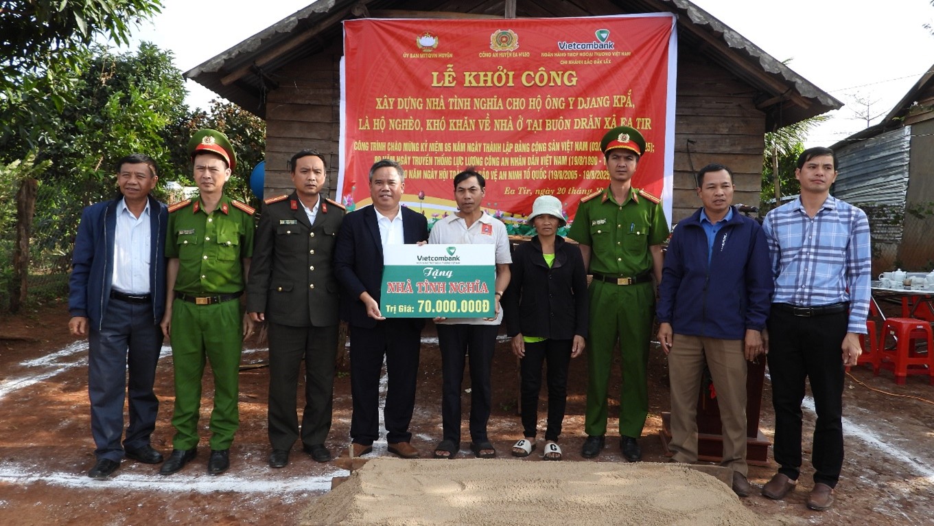 Khởi công xây dựng nhà tình nghĩa cho hộ nghèo ở buôn Drăn, xã Ea Tir