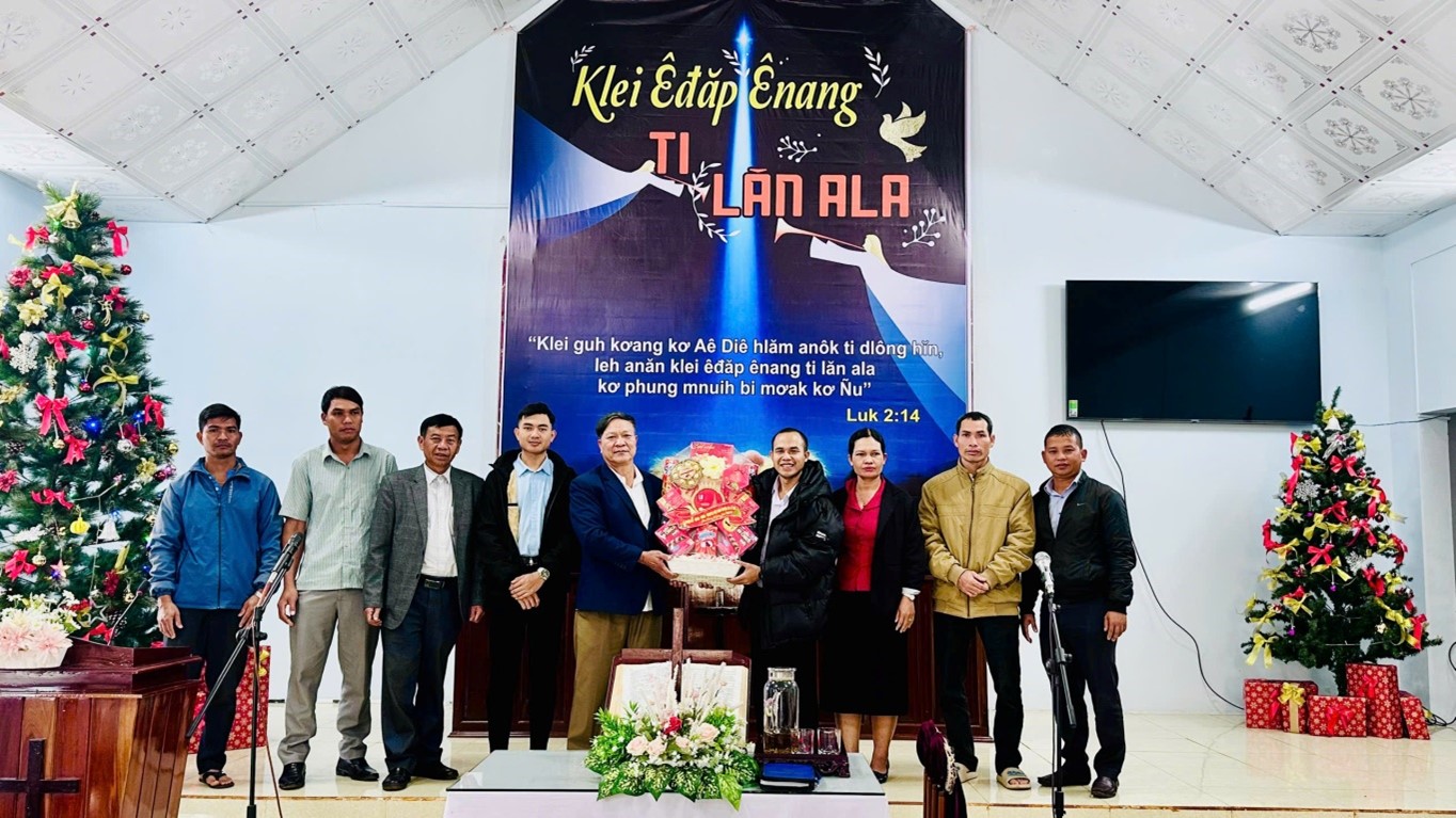 Đoàn công tác của Huyện ủy, HĐND, UBND, Ủy ban MTTQVN huyện Ea H’leo thăm và tặng quà nhân dịp Giáng sinh 2024