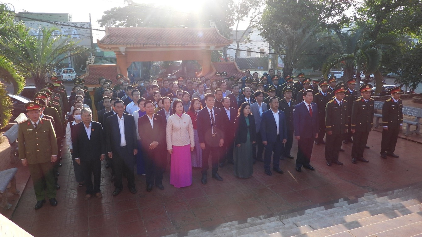 Lãnh đạo huyện Ea H’Leo viếng Nghĩa trang Liệt sĩ nhân kỷ niệm 80 năm thành lập Quân đội nhân dân Việt Nam