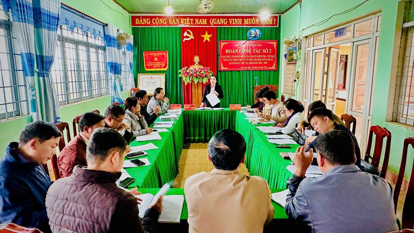 Đồng chí Bùi Thị Hà Giang, Phó Bí thư Thường trực Huyện uỷ, Chủ tịch HĐND huyện, Trưởng đoàn công tác số 02 của Huyện ủy kiểm tra, chỉ đạo công tác chuẩn bị và tổ chức đại hội Đảng bộ xã Ea Nam lần thứ VII, nhiệm kỳ 2025 – 2030.