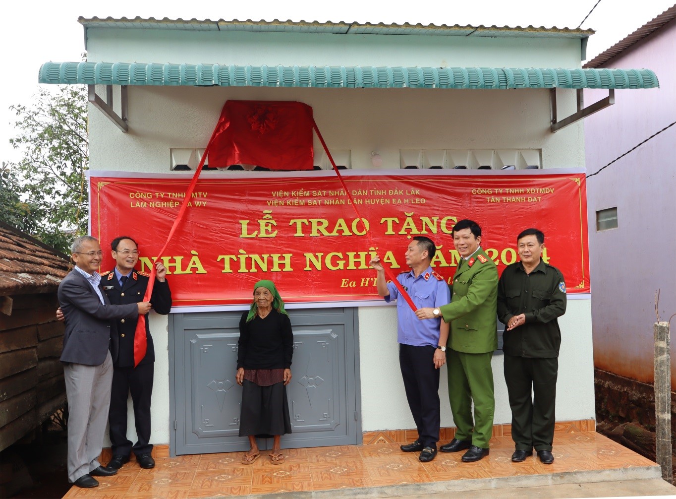 Viện Kiểm sát Nhân dân huyện bàn giao nhà tình nghĩa cho hộ nghèo, tại xã Ea Răl