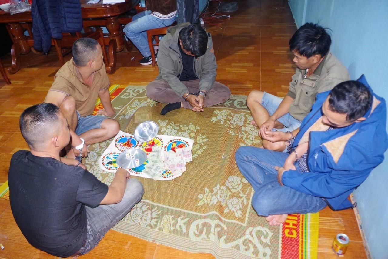 Công an huyện Ea H'Leo khởi tố 05 bị can về hành vi đánh bạc