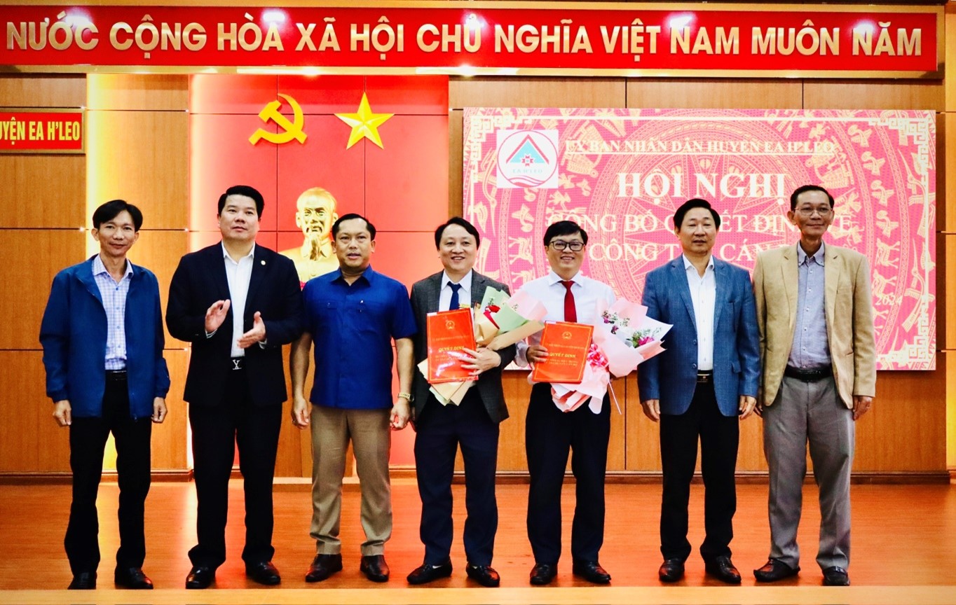UBND huyện công bố Quyết định công tác cán bộ