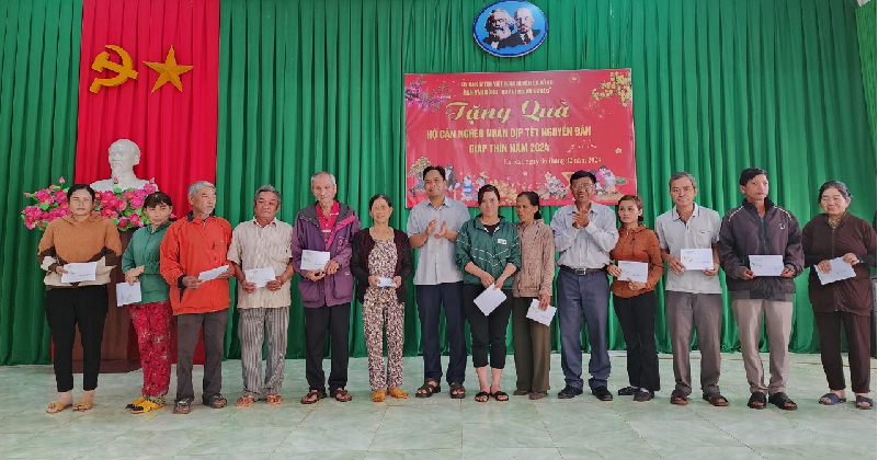 Ủy ban Mặt trận Tổ quốc Việt Nam huyện tặng quà Tết cho hộ cận nghèo trên địa bàn xã Ea Ral
