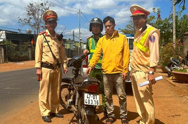 Lực lượng CSGT-TT Công an huyện Ea H’Leo phát hiện, bắt giữ đối tượng tàng trữ trái phép chất ma tuý