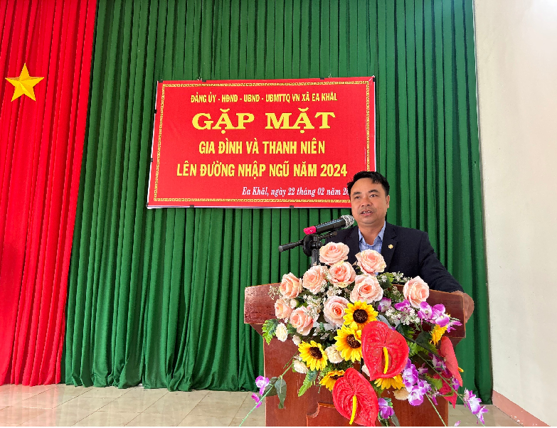 Xã Ea Khăl tổ chức gặp mặt, tặng quà thanh niên lên đường nhập ngũ năm 2024