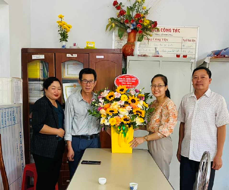 Thăm và chúc mừng Trạm Y tế xã Ea Hiao nhân Ngày Thầy thuốc Việt Nam (27/2/1955-27/2/2024)