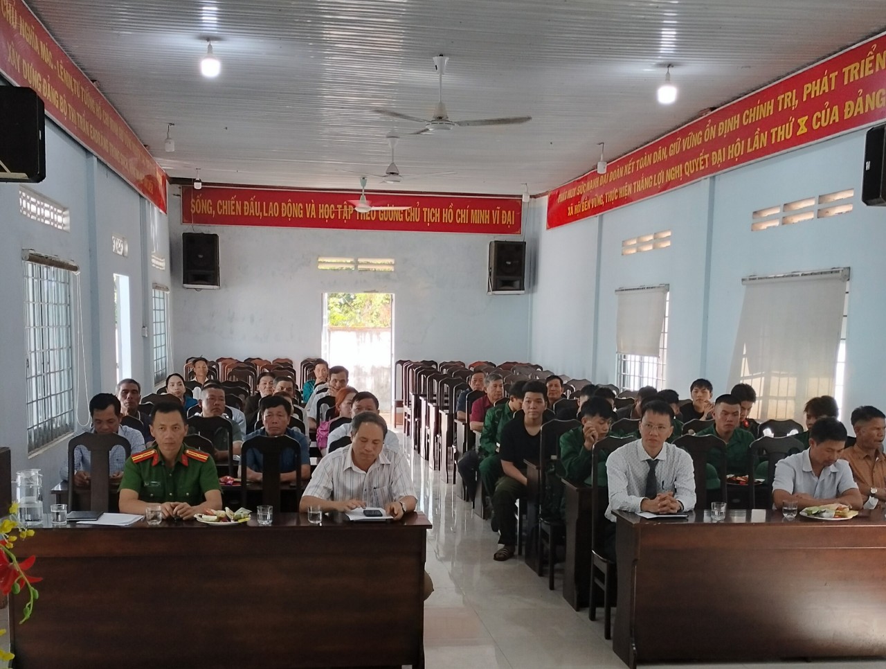 Hội đồng nghĩa vụ Quân sự thị trấn Ea Drăng gặp mặt, tặng quà thanh niên lên đường nhập ngũ năm 2024