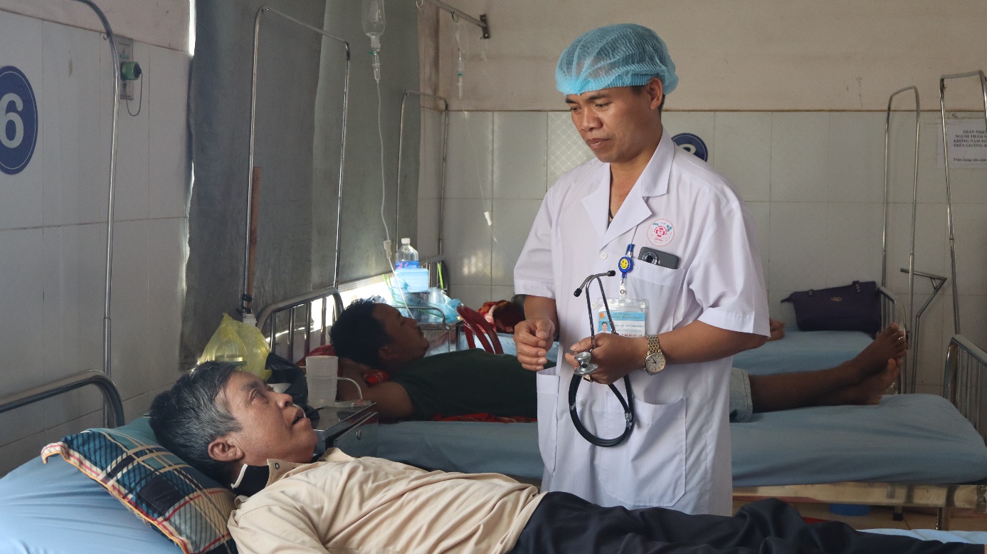 Gương Bác sỹ Y Thoan Êban hết lòng vì người bệnh
