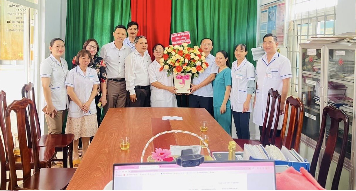 Lãnh đạo xã Ea H’Leo tặng hoa, chúc mừng ngày thầy thuốc Việt Nam Trạm y tế xã