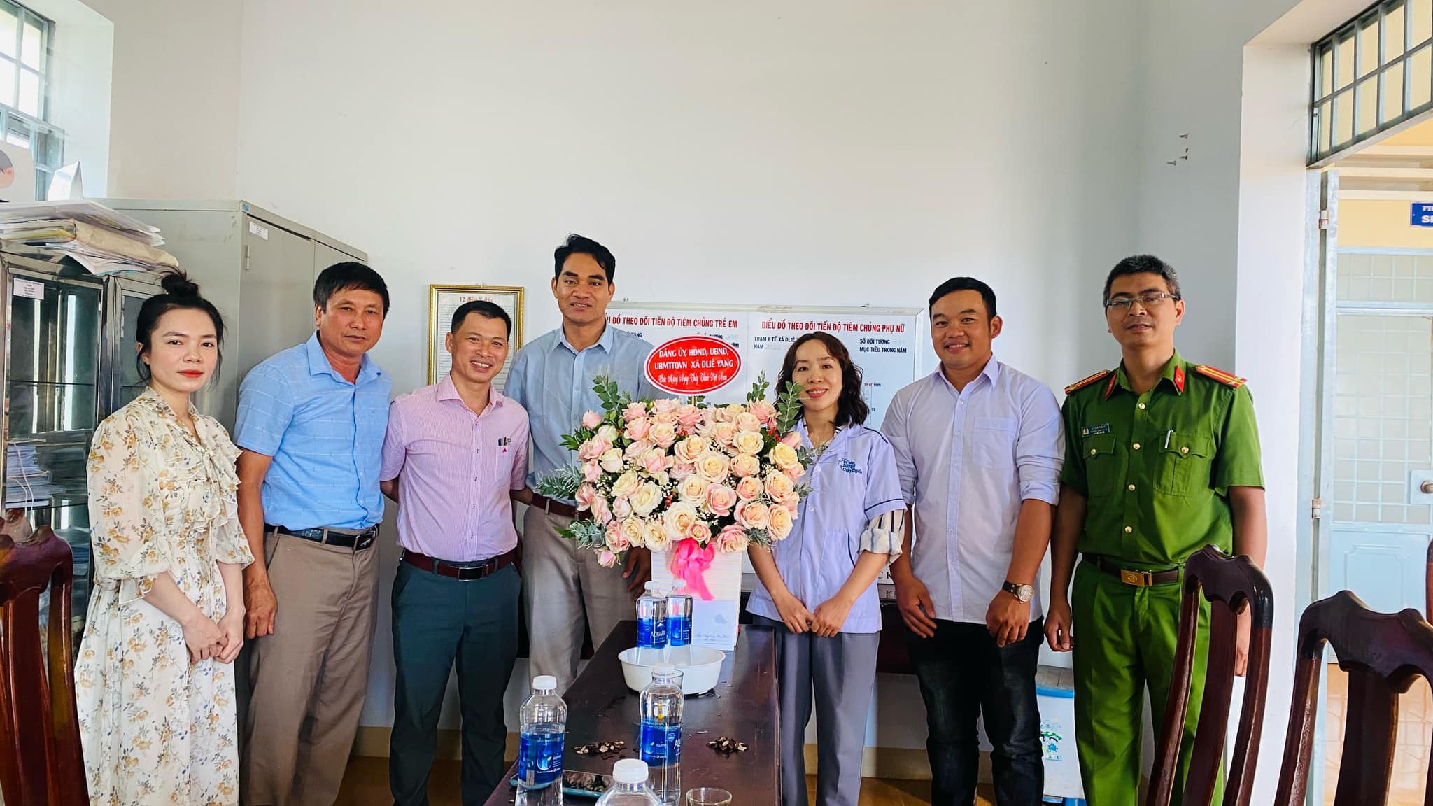 Lãnh đạo xã Dliê Yang thăm và chúc mừng Trạm Y tế xã  nhân kỷ niệm 69 năm ngày Thầy thuốc Việt Nam ( 27/02/1955 – 27/02/2024)