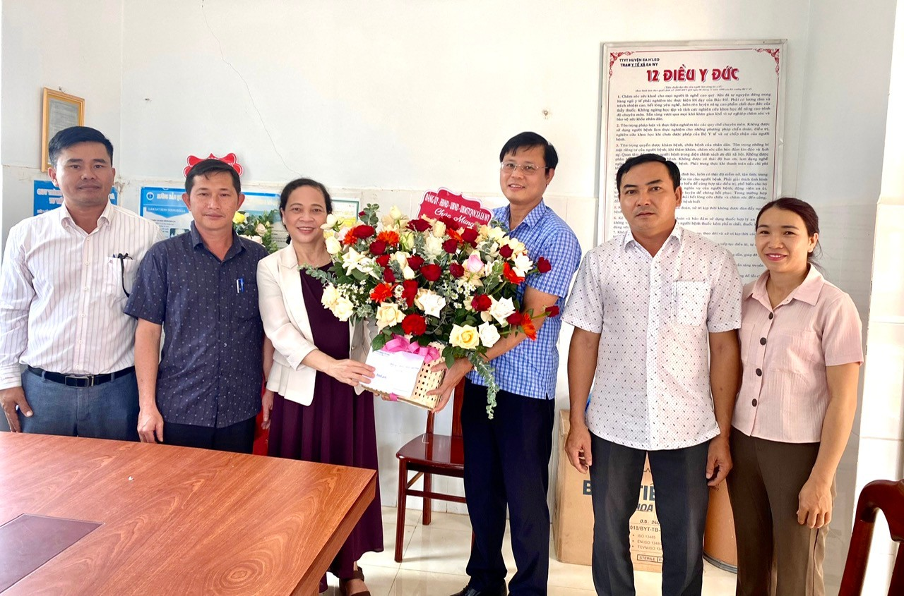 Lãnh đạo xã Ea Wy thăm và chúc mừng Trạm Y tế xã Nhân kỷ niệm 69 năm ngày Thầy thuốc Việt Nam ( 27/02/1955 – 27/02/2024)