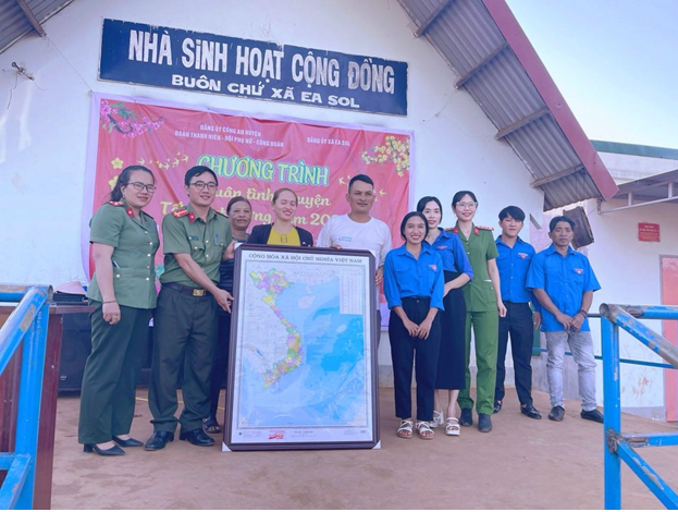 Ấm áp Chương trình "Xuân tình nguyện - Tết yêu thương" tại Buôn Chứ, xã Ea Sol, huyện Ea H'Leo