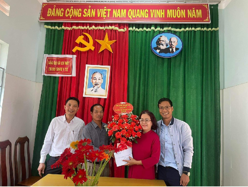 Lãnh đạo xã Cư Mốt thăm và chúc mừng Trạm Y tế xã  nhân kỷ niệm 69 năm ngày Thầy thuốc Việt Nam ( 27/02/1955 – 27/02/2024)