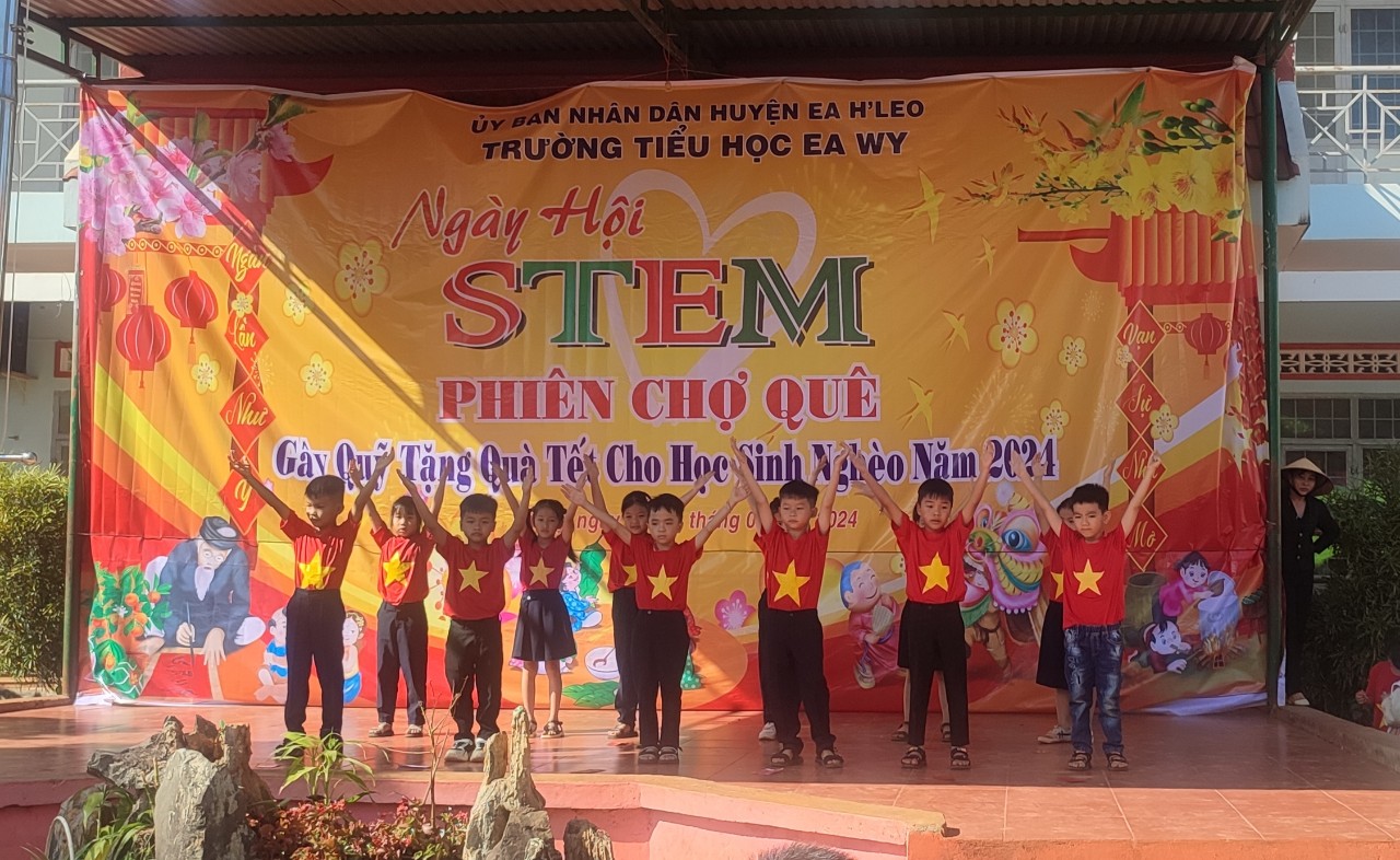 Trường Tiểu học Ea Wy tổ chức “ Ngày hội Stem – phiên chợ quê” gây quỹ cho học sinh nghèo xuân Giáp Thìn năm 2024