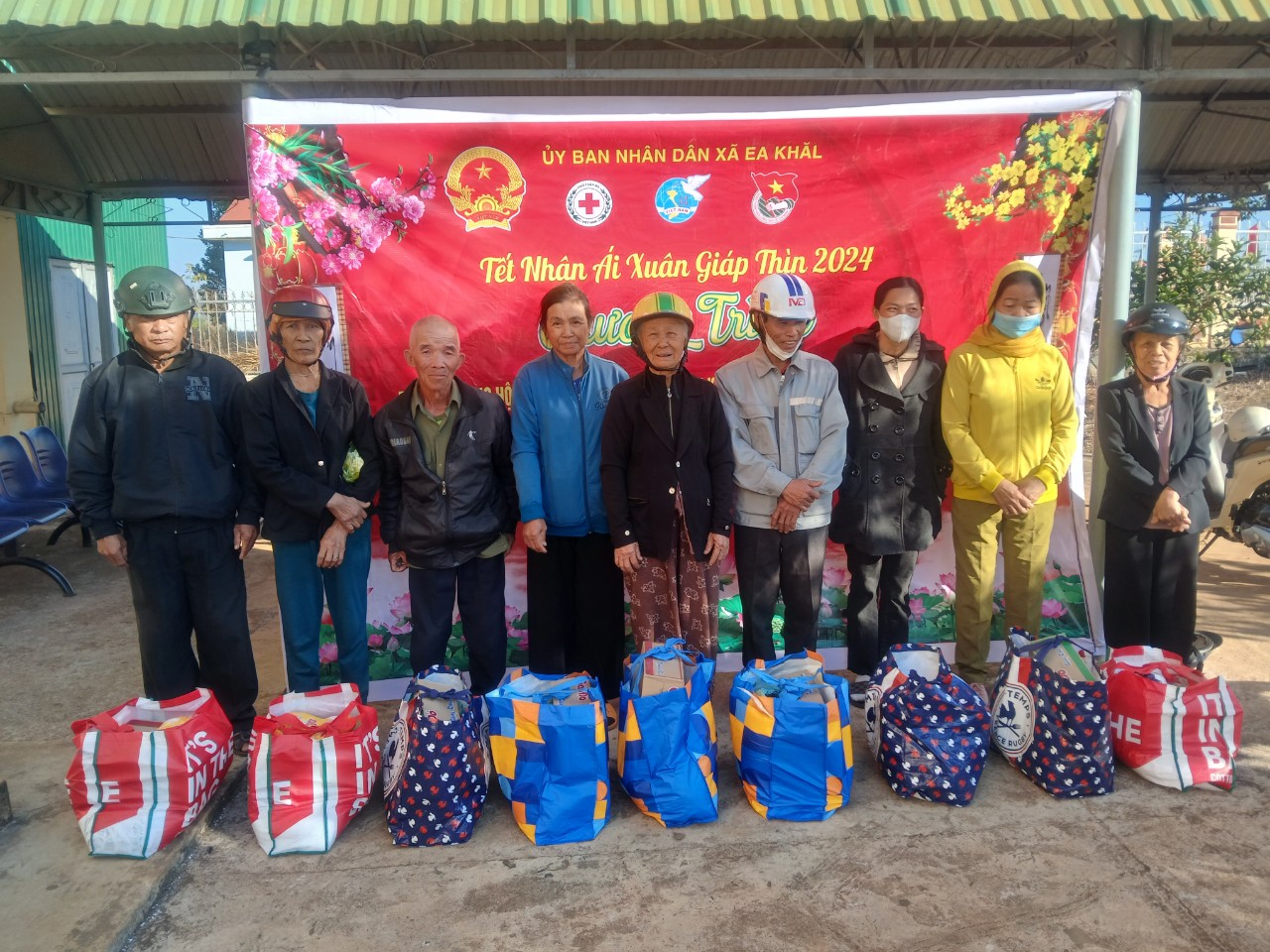 UBND xã Ea Khăl tặng quà tết cho trẻ mồ côi, người già neo đơn, hộ nghèo trên địa bàn xã