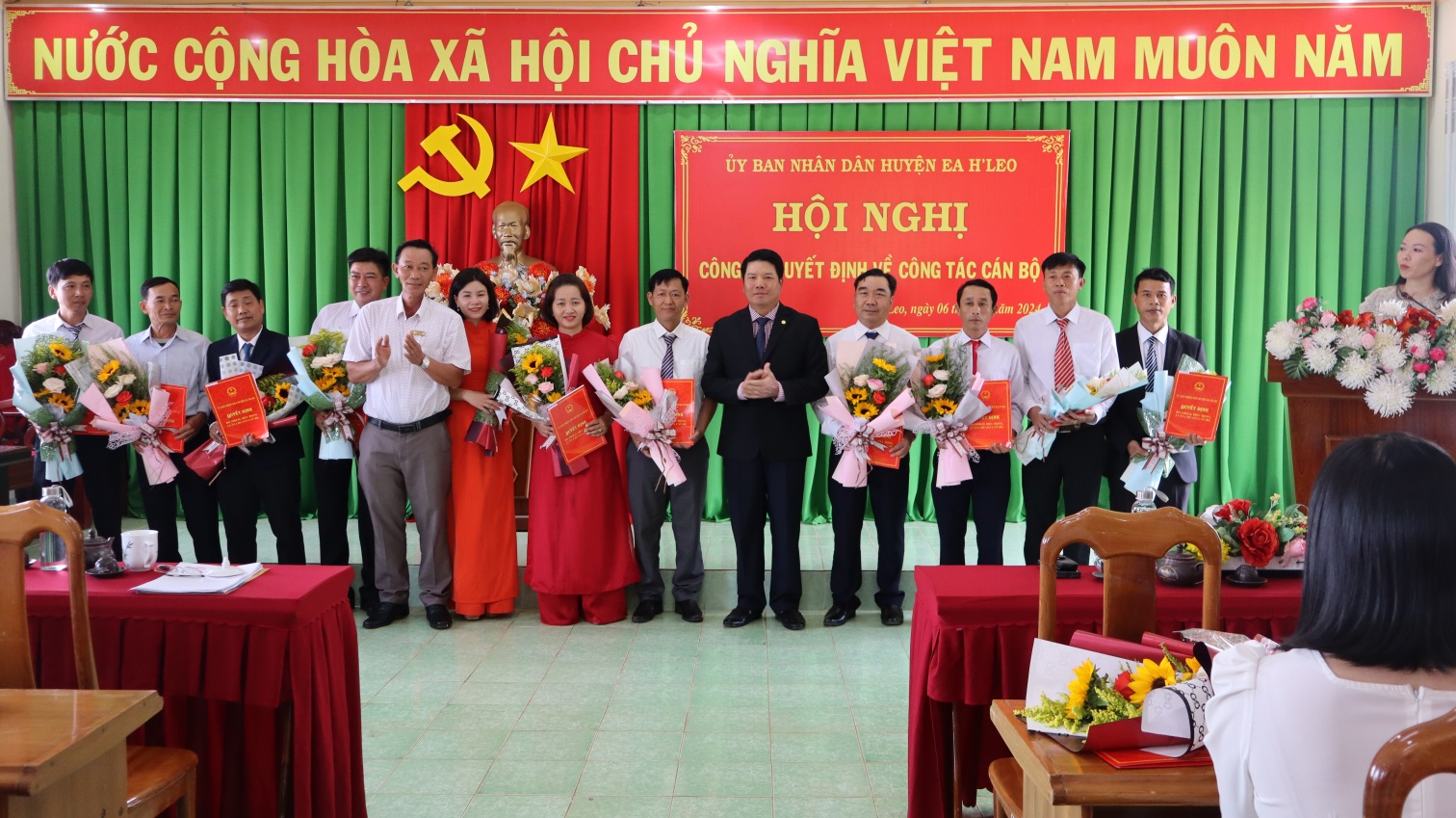 UBND huyện công bố Quyết định công tác cán bộ ngành Giáo dục
