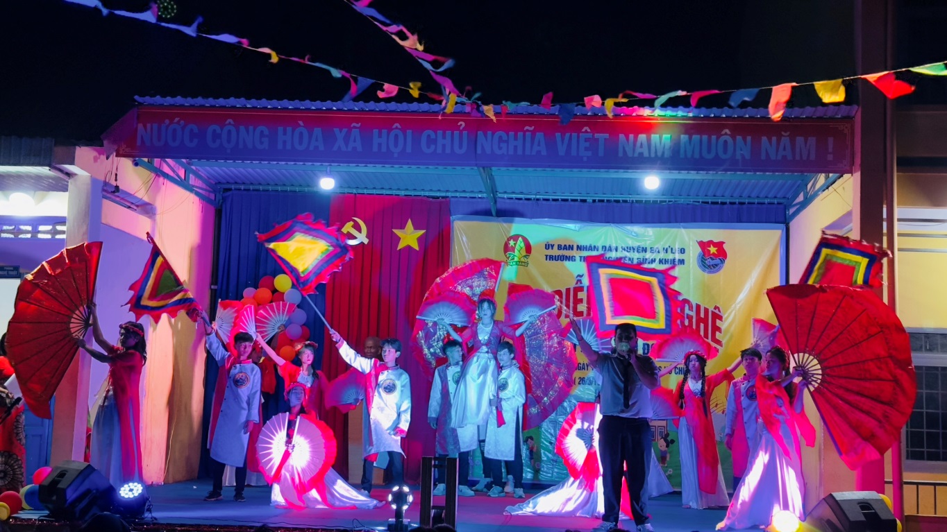 Hội diễn văn nghệ “Tiến bước lên Đoàn” tại Trường THCS Nguyễn Bỉnh Khiêm, xã Ea Sol