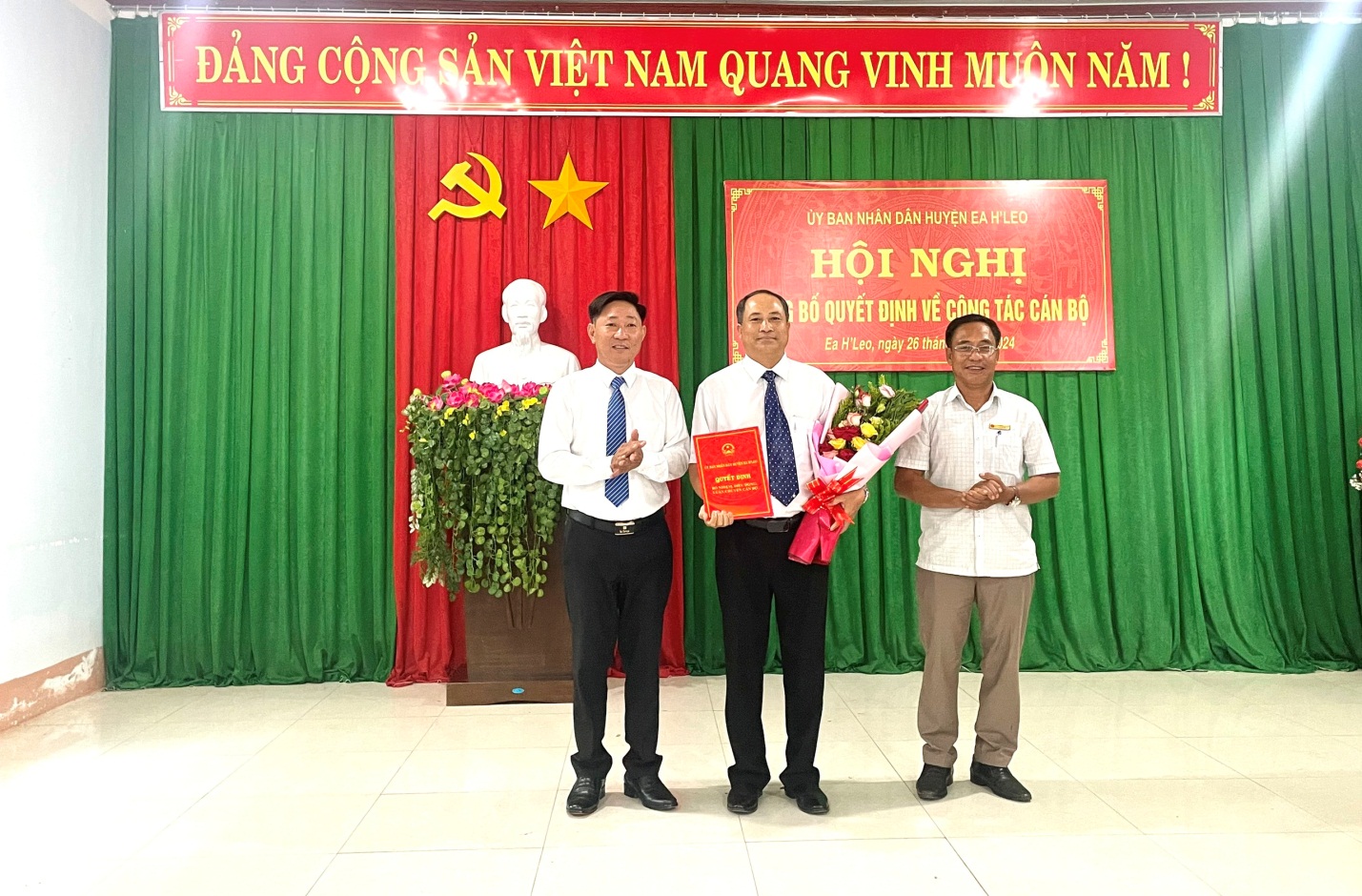 UBND huyện Ea H’Leo công bố Quyết định về công tác cán bộ