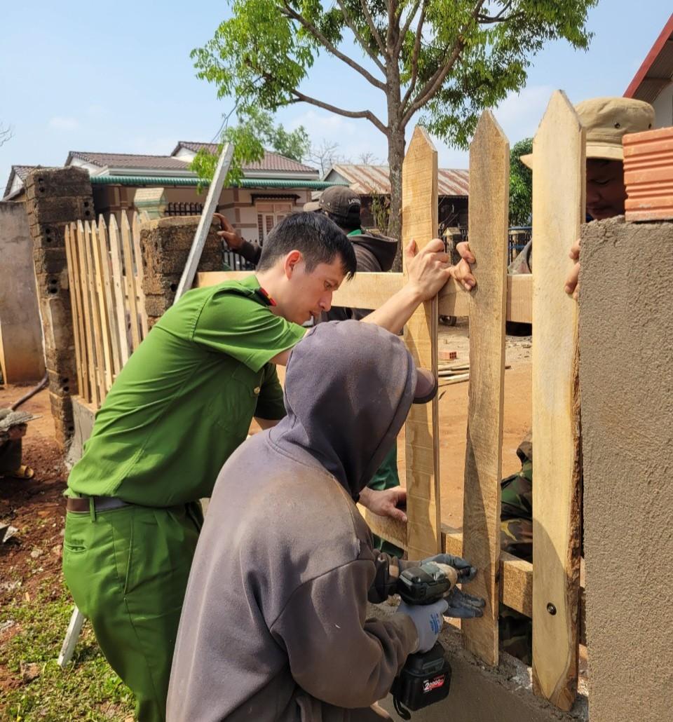 Công an huyện Ea H'Leo hoàn thành công trình tường rào tại Buôn kết nghĩa, Buôn Chứ, xã Ea Sol