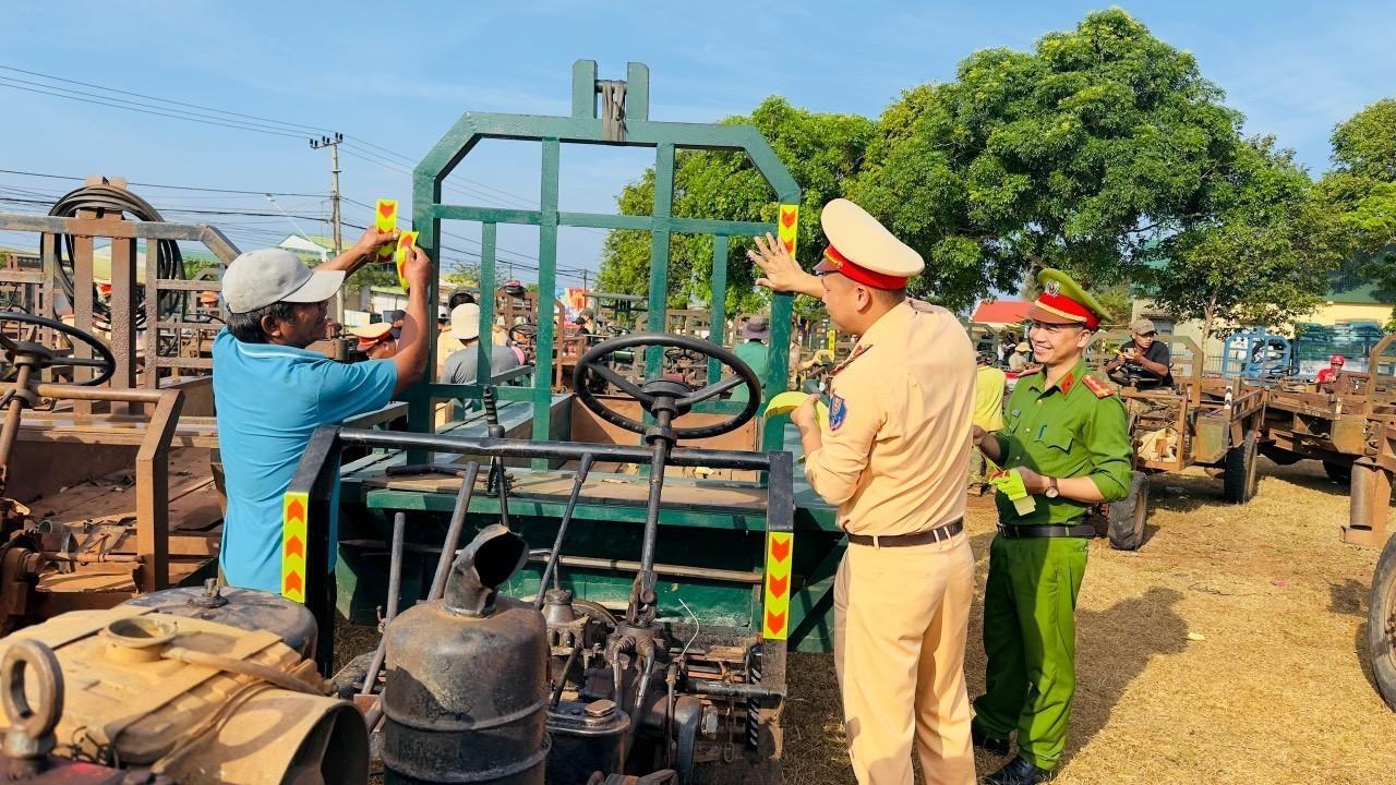 Công an huyện Ea H'Leo tổ chức tuyên truyền, dán decal, lắp đèn phản quang cho xe máy cày tại xã Ea Sol