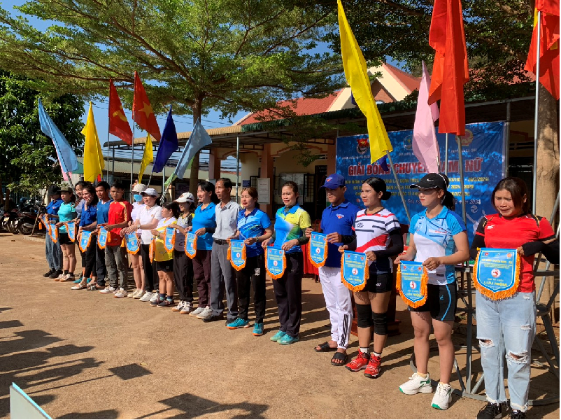 Xã Ea Sol tổ chức giải bóng chuyền nam, nữ chào mừng 93 năm ngày thành lập đoàn TNCS Hồ Chí Minh (26/3/1931-26/3/2024)